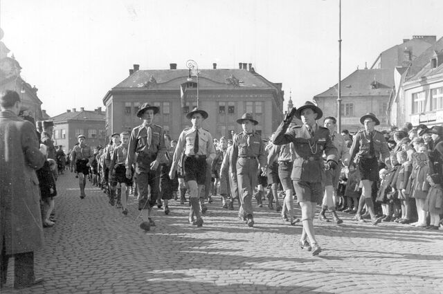 Oslava 28. října na Novoměstském náměstí v Mladé Boleslavi roku 1945. (Pozn. editora: Naprosto přesně víme, že všichni měli ruce umyté.) Zdroj: archiv pamětníka Jiřího Krále